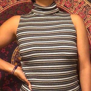 Turtle neck sleeveless striped shirt